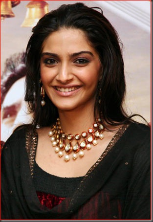 1sonam kapoor sexy bollywood actress pictures 140410