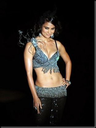 Lara Dutta Sizzling hot on the ramp in a bikini Top3