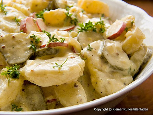 Kartoffelsalat mit Radieschen und Gewürzgurken