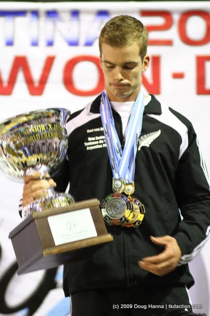 Carl Van Roon receiving Grand Champion award at the 2009 ITF World Champs
