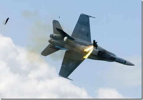 Pilot ejects an instant before fighterjet crashes 1