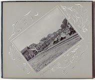 Binnenhaven in Soerabaja met huizen, boten en spoorlijn