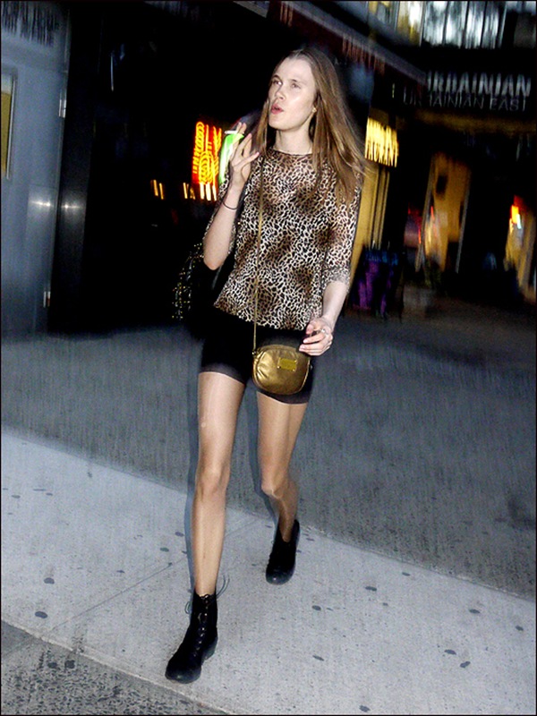 w model leopard top black shorts gold bag