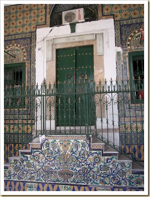 029 - Túnez, La Avenida de Francia, soportal con azulejos antiguos, al lado de la Puerta de Francia.