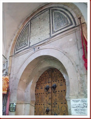 101 - Túnez, la medina.  Portada de la Biblioteca  Nacional, en el Zoco de Attarine o de los Perfumistas.