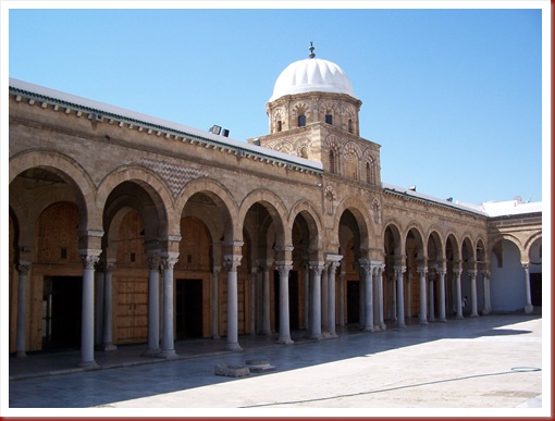 090 - Túnez, la medina. Vista del patio y de la cúpula que preside la sala de oración, a la cual tampoco permiten acceder a los turistas.