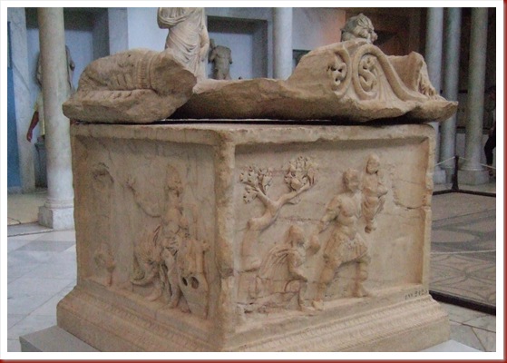 417 - Túnez, Museo Nacional del Bardo. Altar de la Gens Augusta, s. II d. C. Está situado en el centro de la sala.