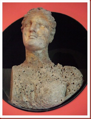 493 - Túnez, Museo Nacional del Bardo. Sala de las excavaciones submarinas de Mahdia. Busto de Afrodita o de Ariane, carcomido por el salitre.