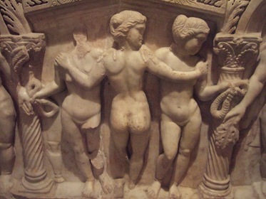 [248 - Túnez, Museo Nacional del Bardo. Detalle de las tres Gracias en el anterior frente de sarcófago.[2].jpg]