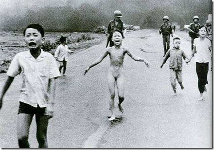 Kim Phuc, menina de 9 anos, nua, sob o bombardeio de Napalm, 1972 , Vietnã