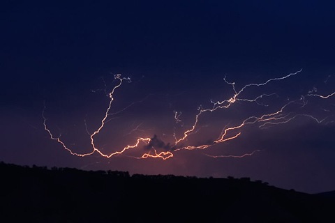 800px-Cloud_to_cloud_lightning_strike