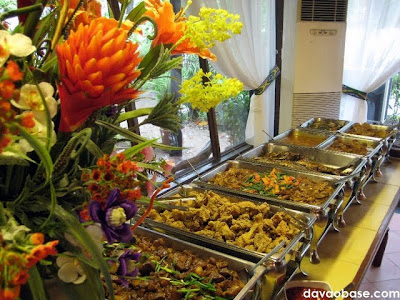 Beautiful buffet table in Nanay Bebeng Restaurant