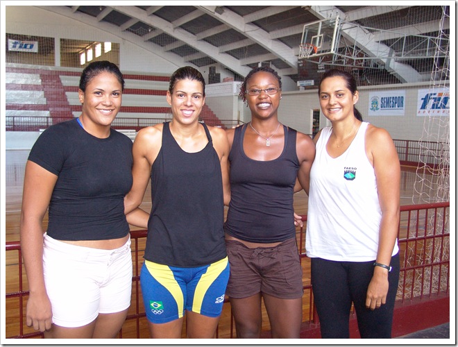 As novas jogadoras Tatiele, Fernanda Beling, Flávia e Milene, durante a apresentação do time no Monstrinho