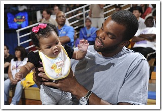 Lailaa Nicole acompanha a atuação da mãe, Candace Parker, no colo do pai, Sheldon Williams