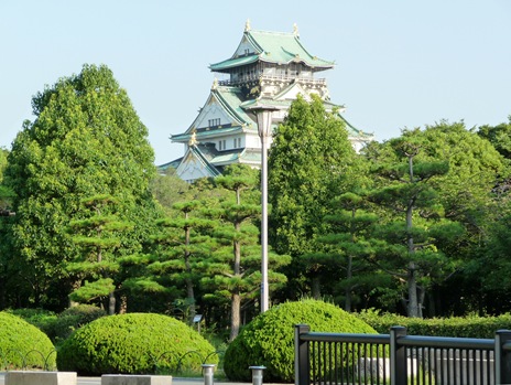 castelo de osaka entre as arvores do jardim