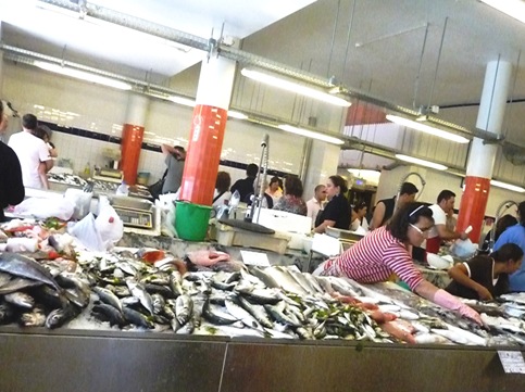 12 - venda de peixe no mercado