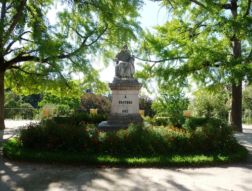 estatua de brotero no jardim botanico