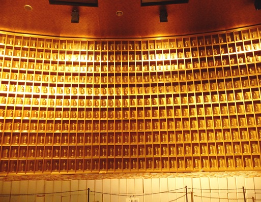 13. ushiku daibutsu interior parede de budas