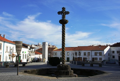 Castelo Branco - Largo e Cruzeiro de São João (estilo manuelino),constitui um belo exemplar de trabalho no granito da região.1