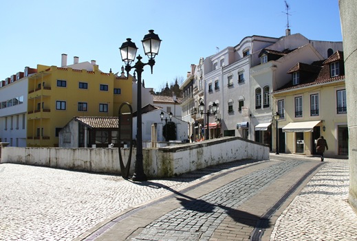Alcobaça - rua sobre o rio Alcôa
