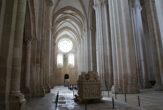 Mosteiro de Alcobaça - Túmulo de D. Pedro I - ao fundo Porta dos Mortos 2