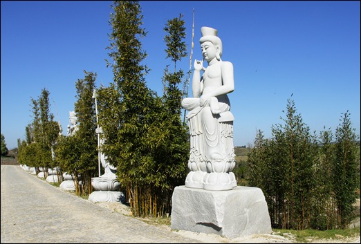 Buddha Eden - estatuas a beira do lago 4