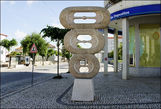 Mêda - Glória Ishizaka - escultura na calçada