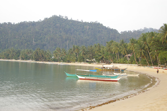 Port Barton. le lodge Greenviews Resort se trouve sur la plage à l'extrême-gauche de la photo. Palawan, 15 août 2005. Photo : J.-M. Gayman