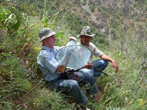 Jean-Marie Desse et le chauffeur Mahmoud, près de Varzob (35 km nord de Dushanbe), 1505 m, 5 juillet 2009, Tadjikistan. Photo : J.-F. Charmeux