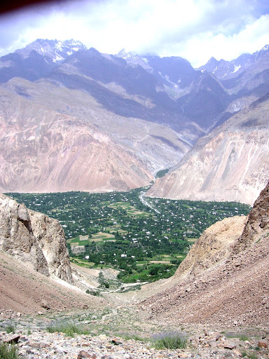 Le village de Vanj et la chaîne du Darvaz depuis la gorge de Gishkun, circa 1900 m, juillet 2008. Photo : J.-F. Charmeux