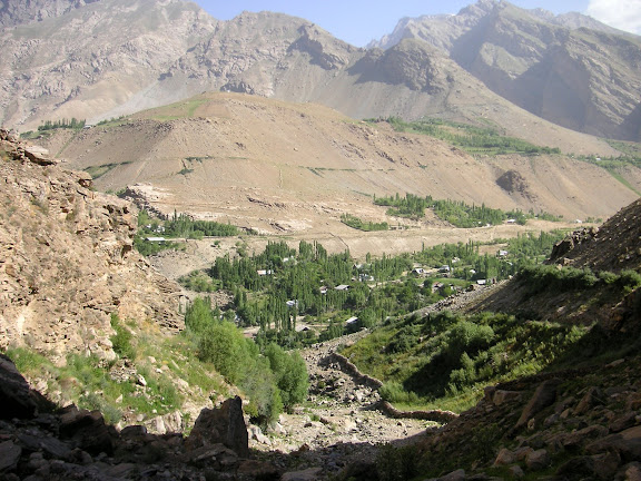 Sangou Dara depuis le vallon, 2400 m, Pamir occ., 6 juillet 200. Photo : Jean-Marie Desse