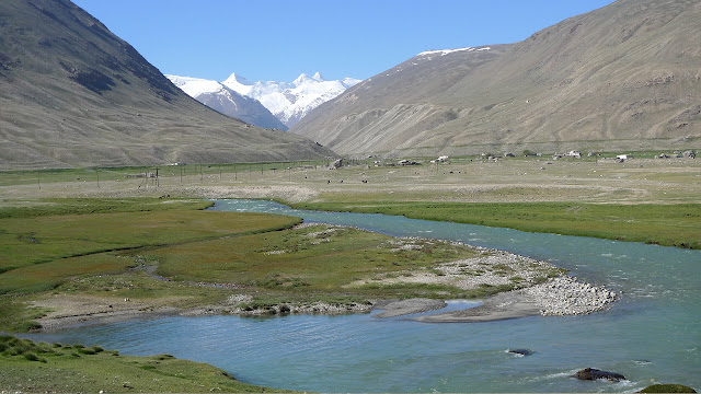 Jawshangoz (Pamir) : la route vers Khorog, 3450 m. 12 juillet 2009. Photo : Jean-François Charmeux