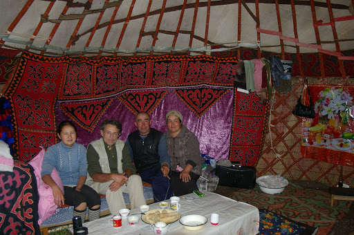 Réception dans la yourte, Kyzyl Aksuu, Kungej Alatau, Kyrgyzistan (5 juillet 2006). Photo : J.-M. Gayman