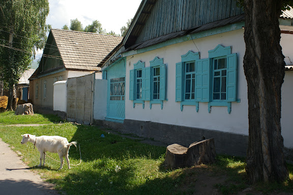 Une rue de Karakol (autrefois : Prjevalskij), 9 juillet 2006. Photo : J.-M. Gayman