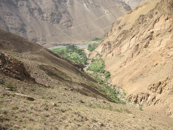 Vue sur les zones cultivées au dessus du village de Sist où Satyrium deria mâle a été observé parmi des Iolana gigantea. 2390 m, 5 juillet 2008. Photo : J.-F. Charmeux