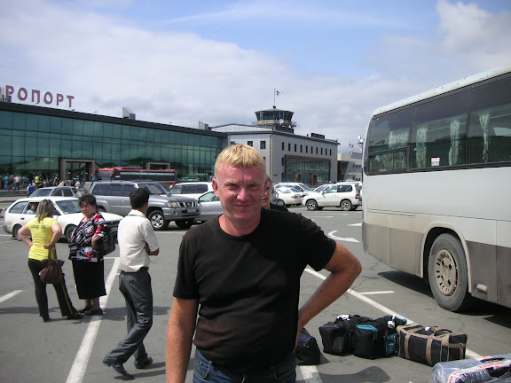 Rhopalocères de l'Oussouri (Primorye) - Yuri Berezhnoi à l'aéroport de Vladivostok, 17 juillet 2010. Photo : J. Michel