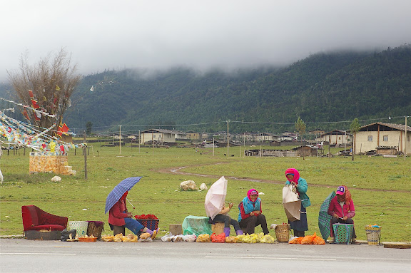 Un village tibétain (3200 m) au Sud de Shangri-la (Zhongdian), le 22 août 2010. Photo : J.-M. Gayman
