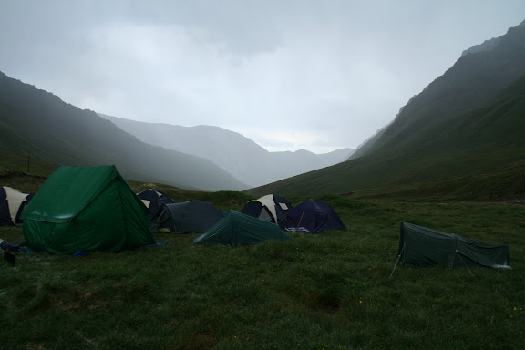 Le camp (3150 m) au Sud de la Chon Ashu Pass (Terskey Alatau, Kyrgyzistan), 8 juillet 2006. Photo : J. Ouvaroff