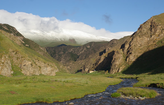 La vallée de Kichi Kara Kuchur (2800 m) après une nuit de neige (16 juillet 2006). Photo : J.-M. Gayman