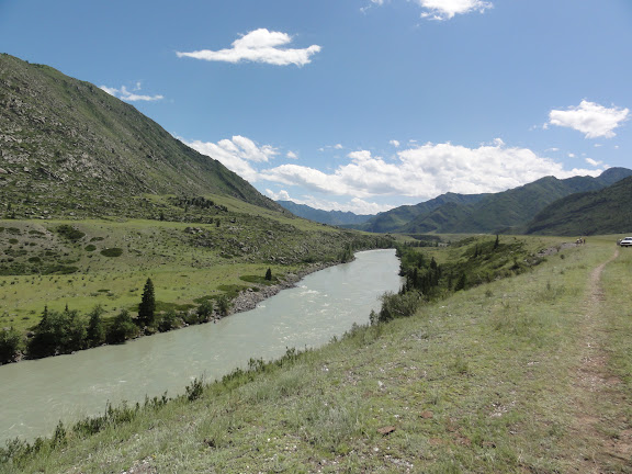 À l'est du Tchike Taman pereval, la retrouve la Katun au nord de Yaloman. 8 juillet 2010. Photo : B. Lalanne-Cassou