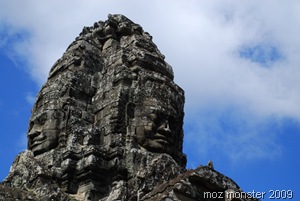 Soaring towers with smiley faces ... Bayon at last !