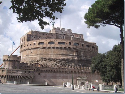 800px-Roma_Hadrian_mausoleum