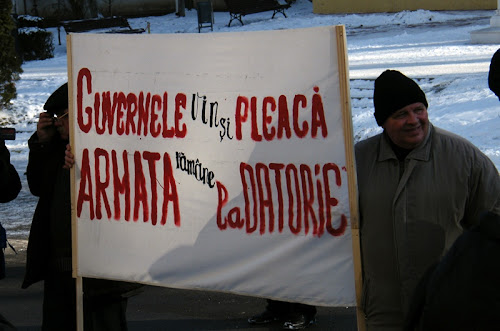 Protestul organizat de Sindicatul Cadrelor Militare Disponibilizate, în Rezervă şi Retragere - 24 ianuarie 2011, Suceava, Palatul administrativ