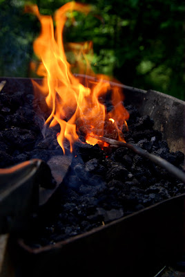 Il faut penser à remettre régulièrement le fer dans le feu pour la maintenir à température, mais pas trop, sinon ça fond.