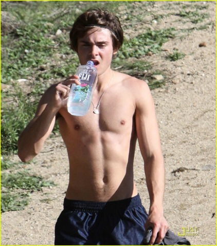 [zac-efron-shirtless[3].jpg]