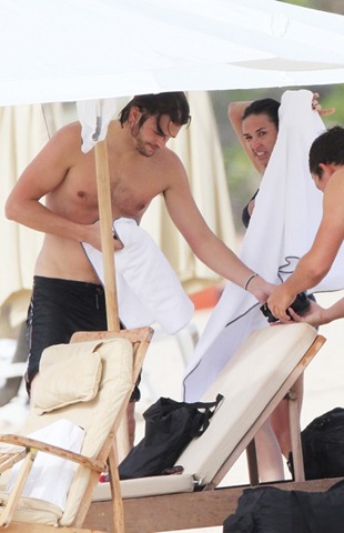 [Ashton_Kutcher[4].jpg]