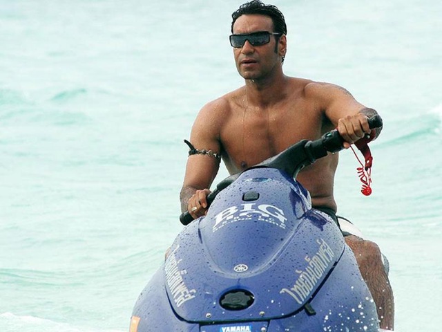 [ajaydevganshirtlessphotos021210.jpg]