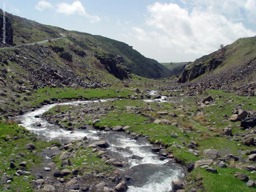 Гора Арагац и крепость Амберд (Армения)