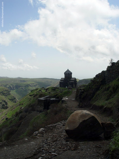 Гора Арагац и крепость Амберд (Армения)
