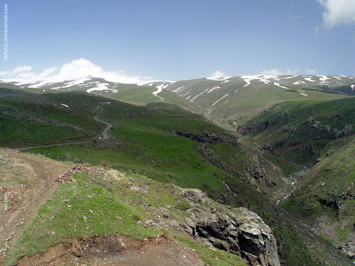 Гора Арагац и крепость Амберд (Армения)